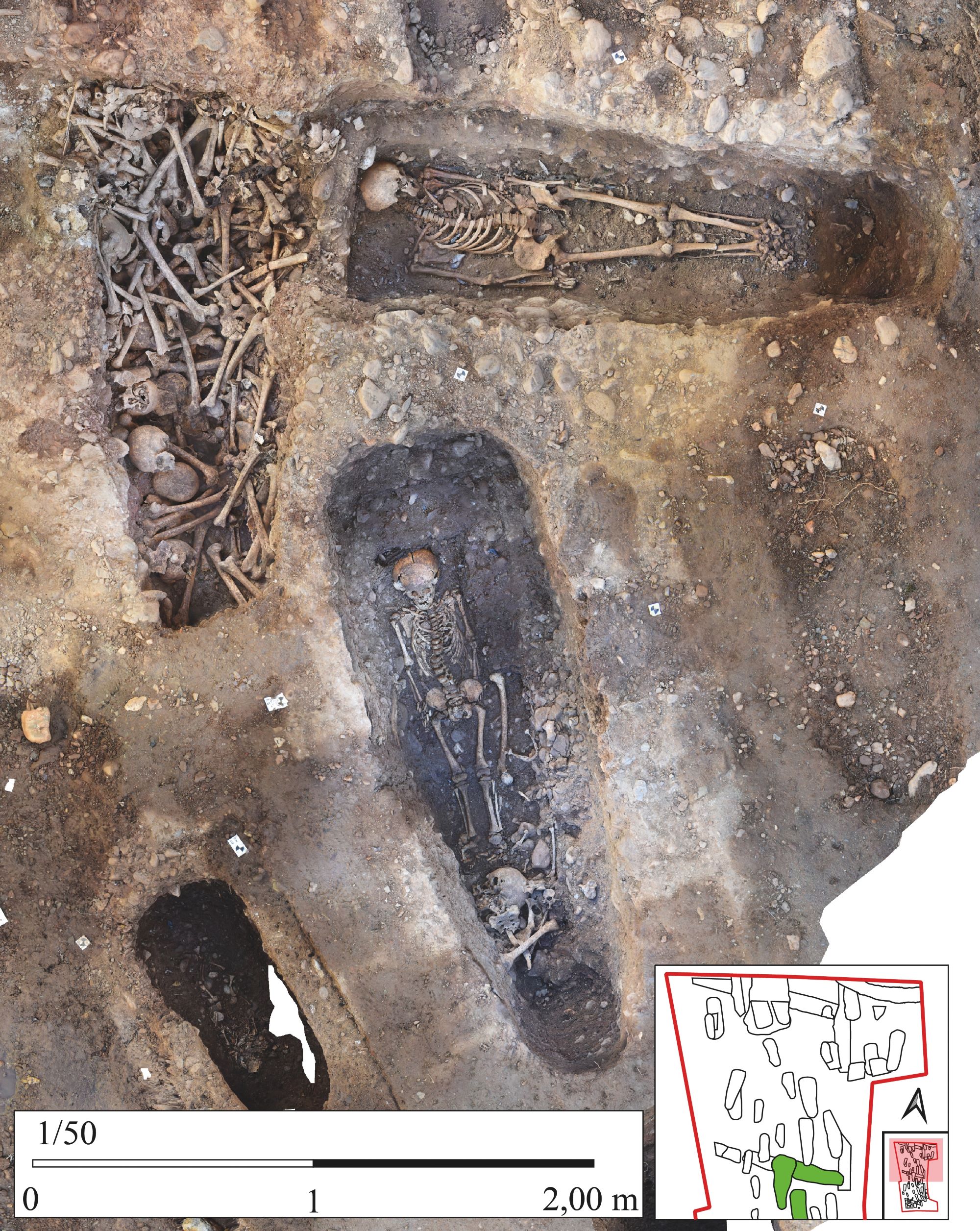 Orthophotographie de l’ossuaire et de deux sépultures, dont une contenant une réduction. © S. Moulières, Mosaïques Archéologie