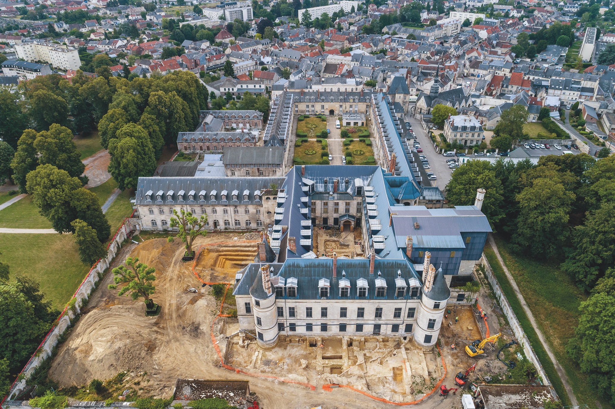 Vue aérienne générale du château et des fouilles. © Denis Gliksman, Inrap