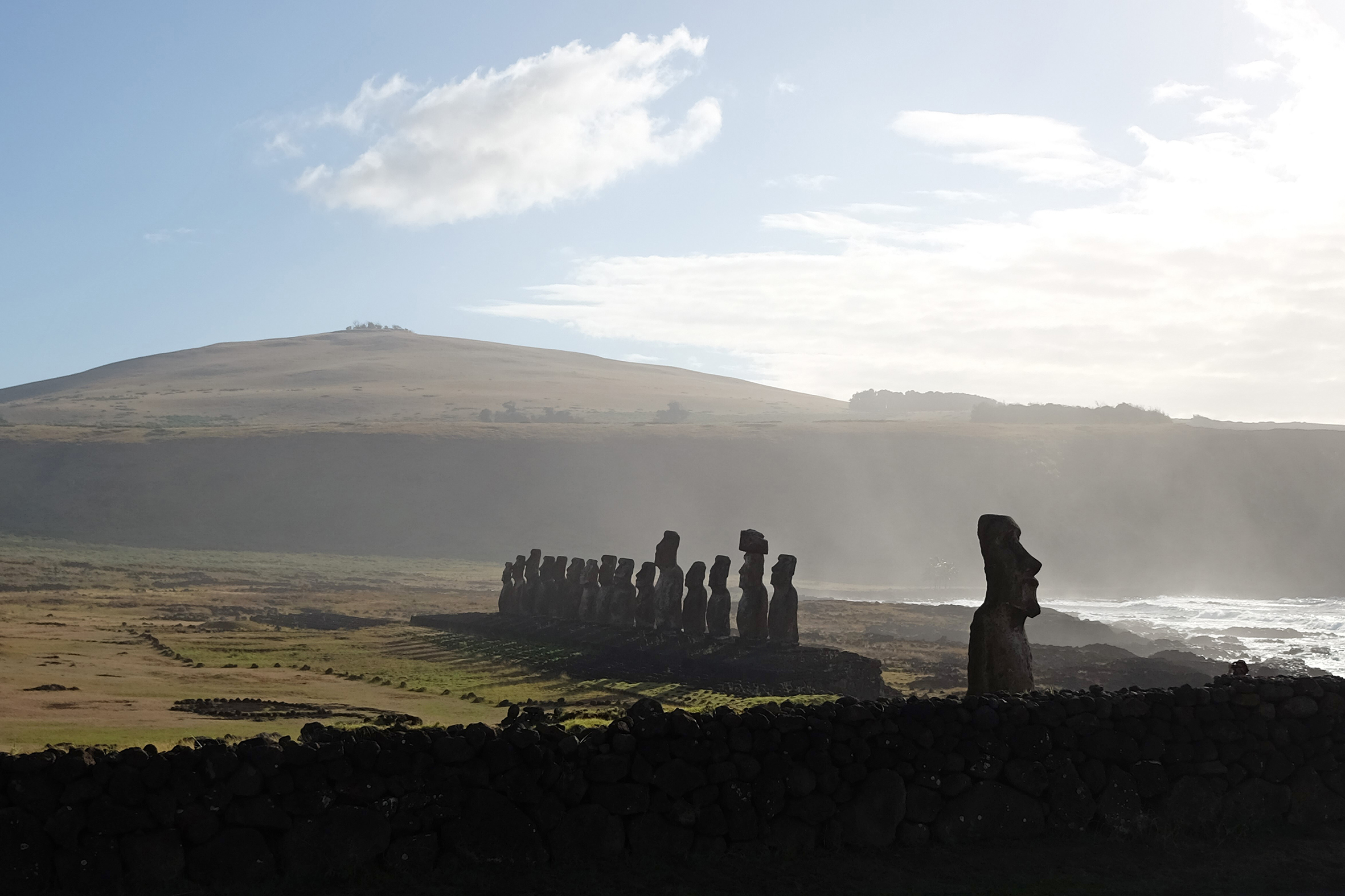 Ahu Tongariki, la plus grande plate-forme cultuelle de Rapa Nui, restaurée à la fin du XXe siècle. © Nicolas Cauwe.