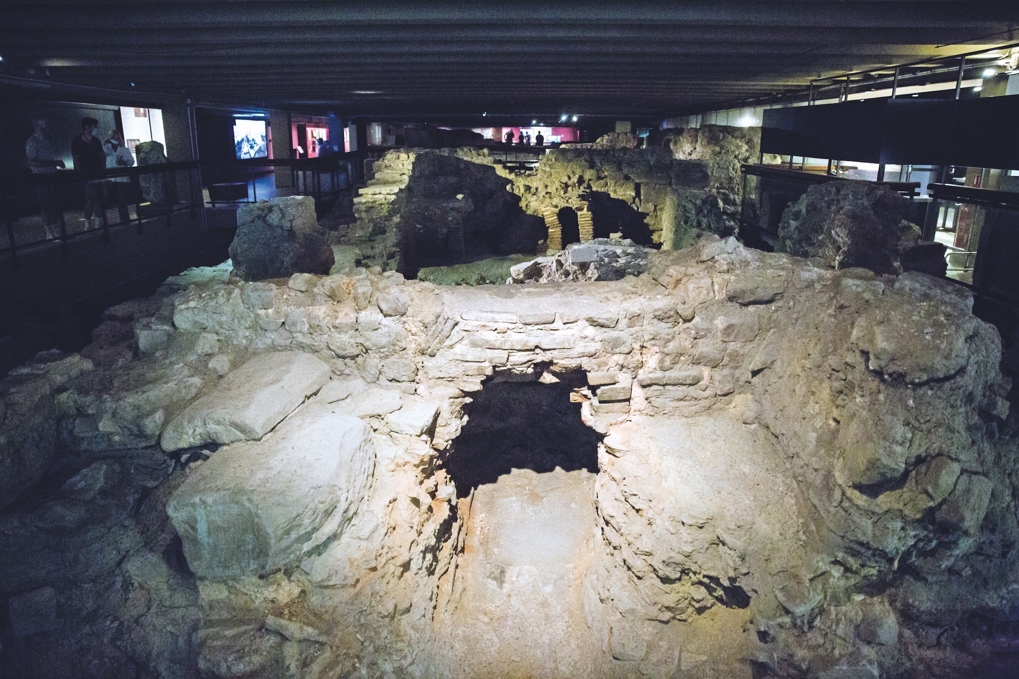 Vestiges de la Crypte archéologique de l’île de la Cité. © Joséphine Brueder, Ville de Paris