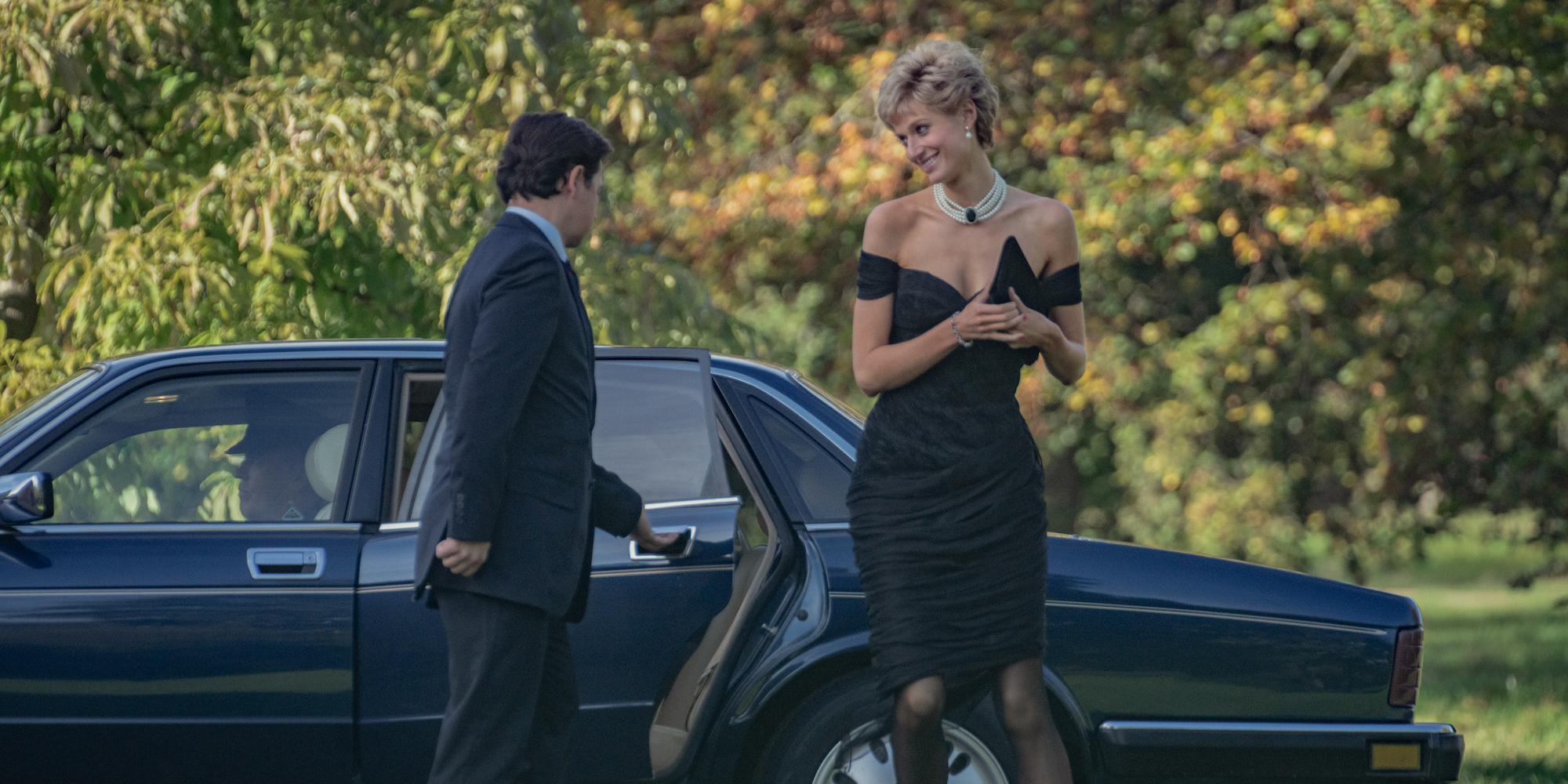 Lady Diana (Elizabeth Debicki) arborant la « revenge dress » (The Crown, saison 5, épisode 5) (Estimé : £8 000/12 000. Adjugé : £12 800 (frais inclus). © Netflix 2020, Inc.