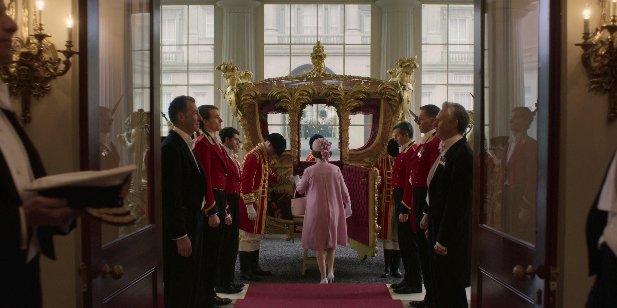 La Reine (Olivia Colman) s’apprêtant à monter à bord du Gold State Coach (The Crown, saison 3, épisode 10). © Netflix 2020, Inc.