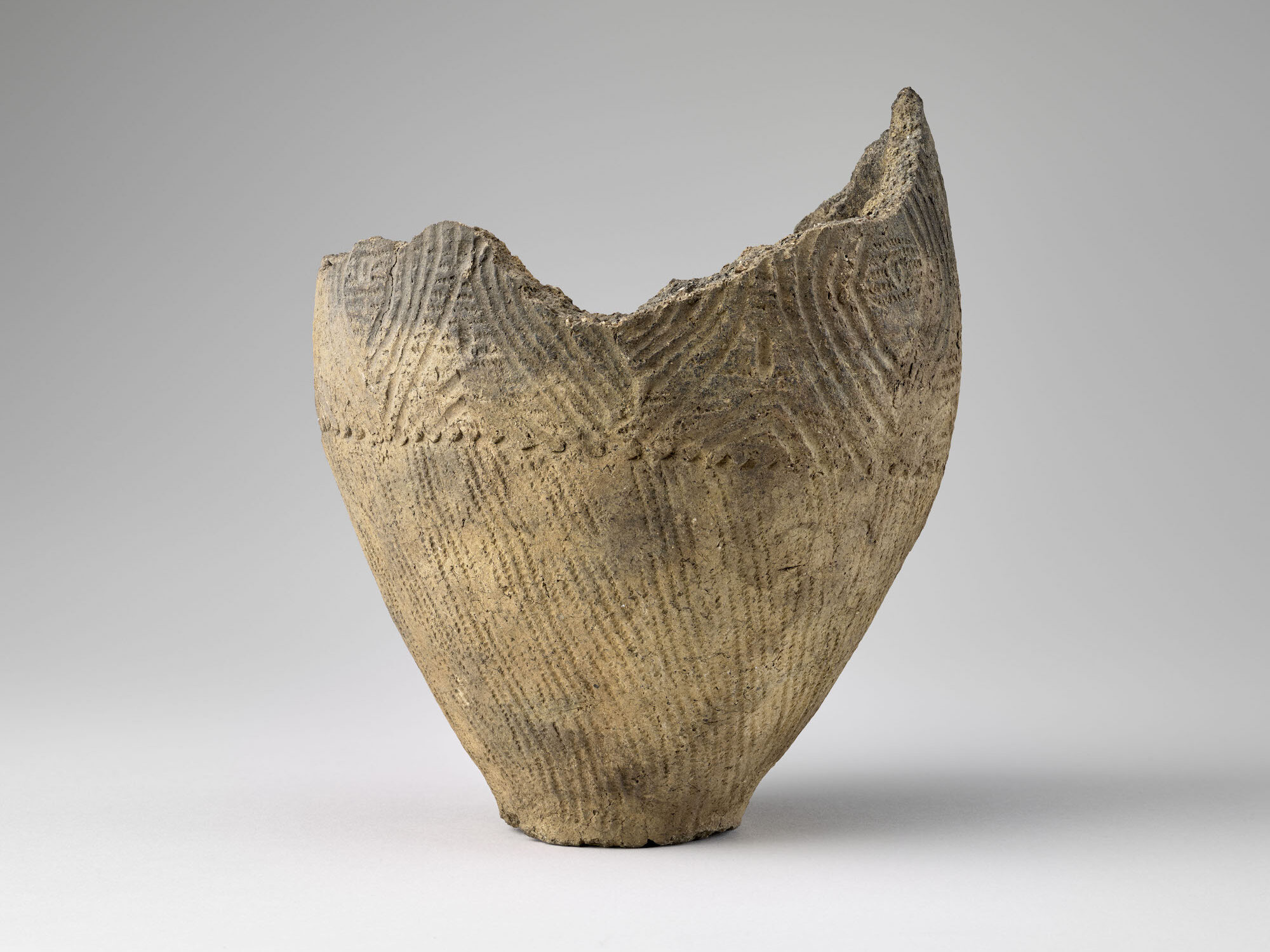 Vase de la période Jômon (néolithique japonais). Paris, musée national des Arts asiatiques–Guimet. © RMN-Grand Palais (MNAAG, Paris), Mathieu Rabeau
