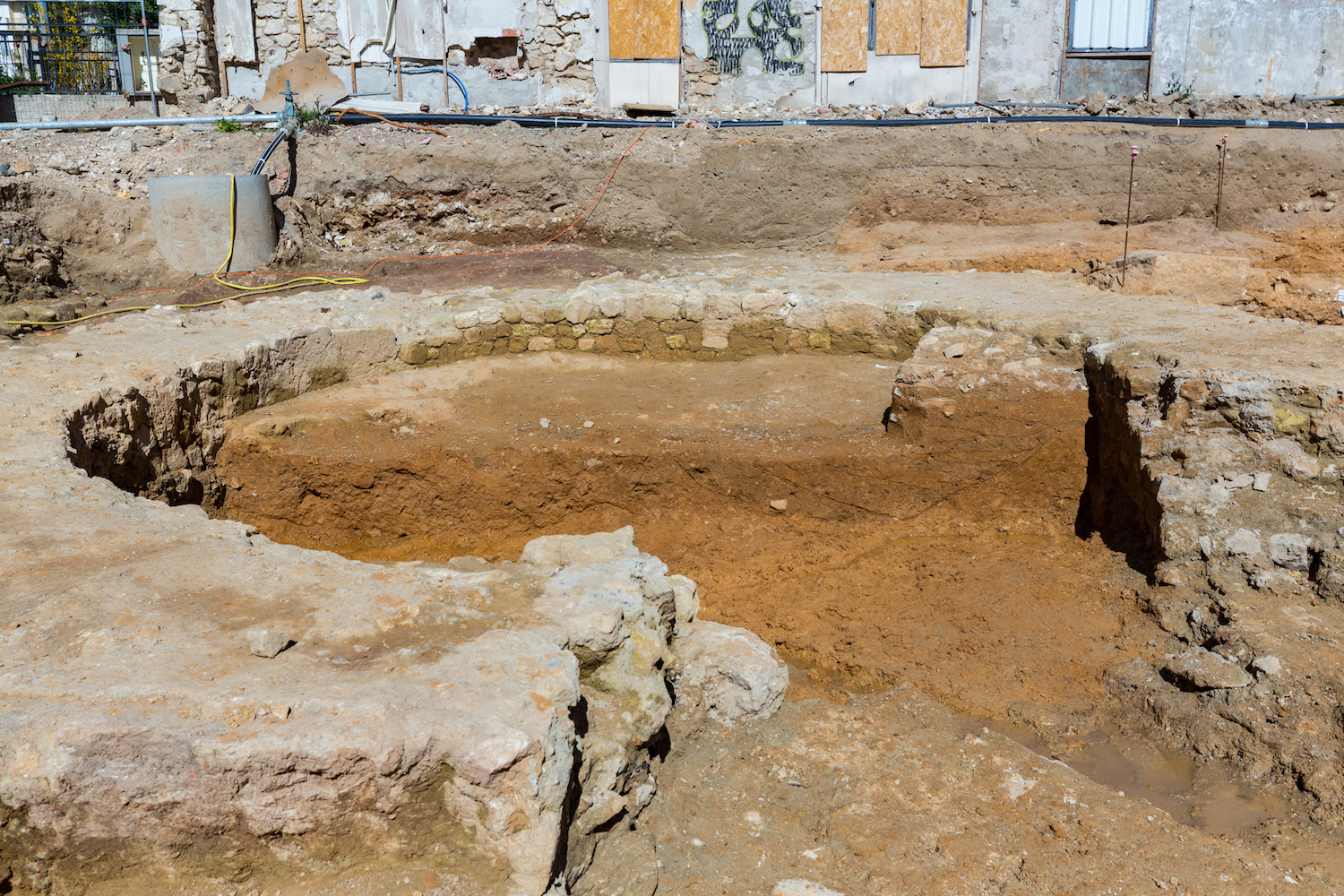 Les archéologues ont eu la surprise de découvrir les vestiges de l’enceinte inédite de Narbo Martius datant du Haut-Empire. © Flore Giraud, Inrap