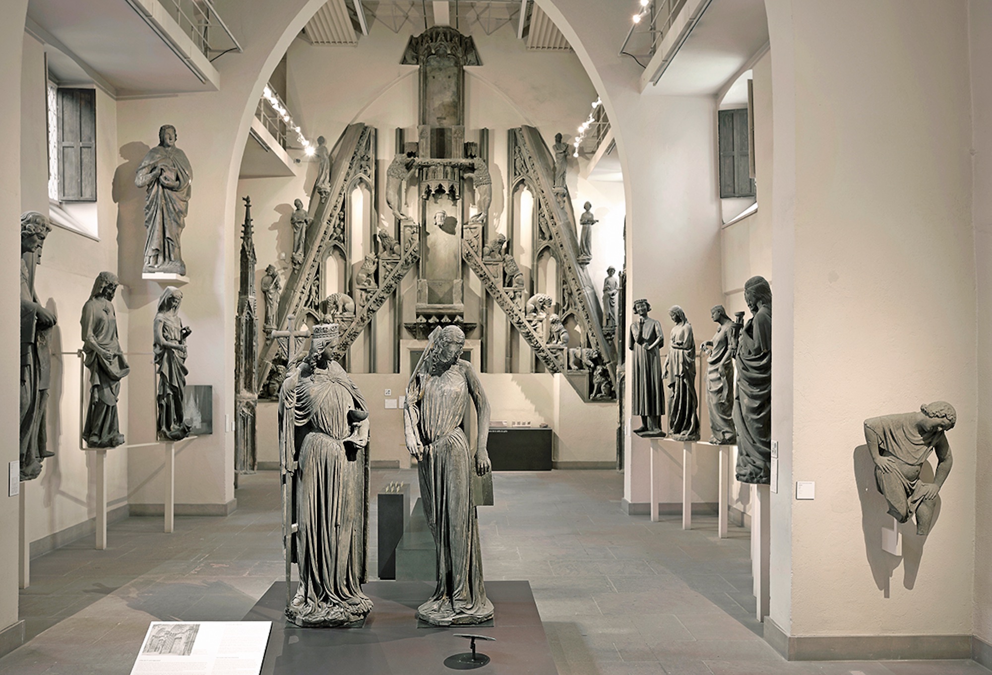 Au musée de l'Œuvre de Strasbourg, la vaste salle du jubé présente depuis 1939 les statues gothiques provenant de l’église, remplacées in situ par des copies. © Musées de la Ville de Strasbourg / M. Bertola
