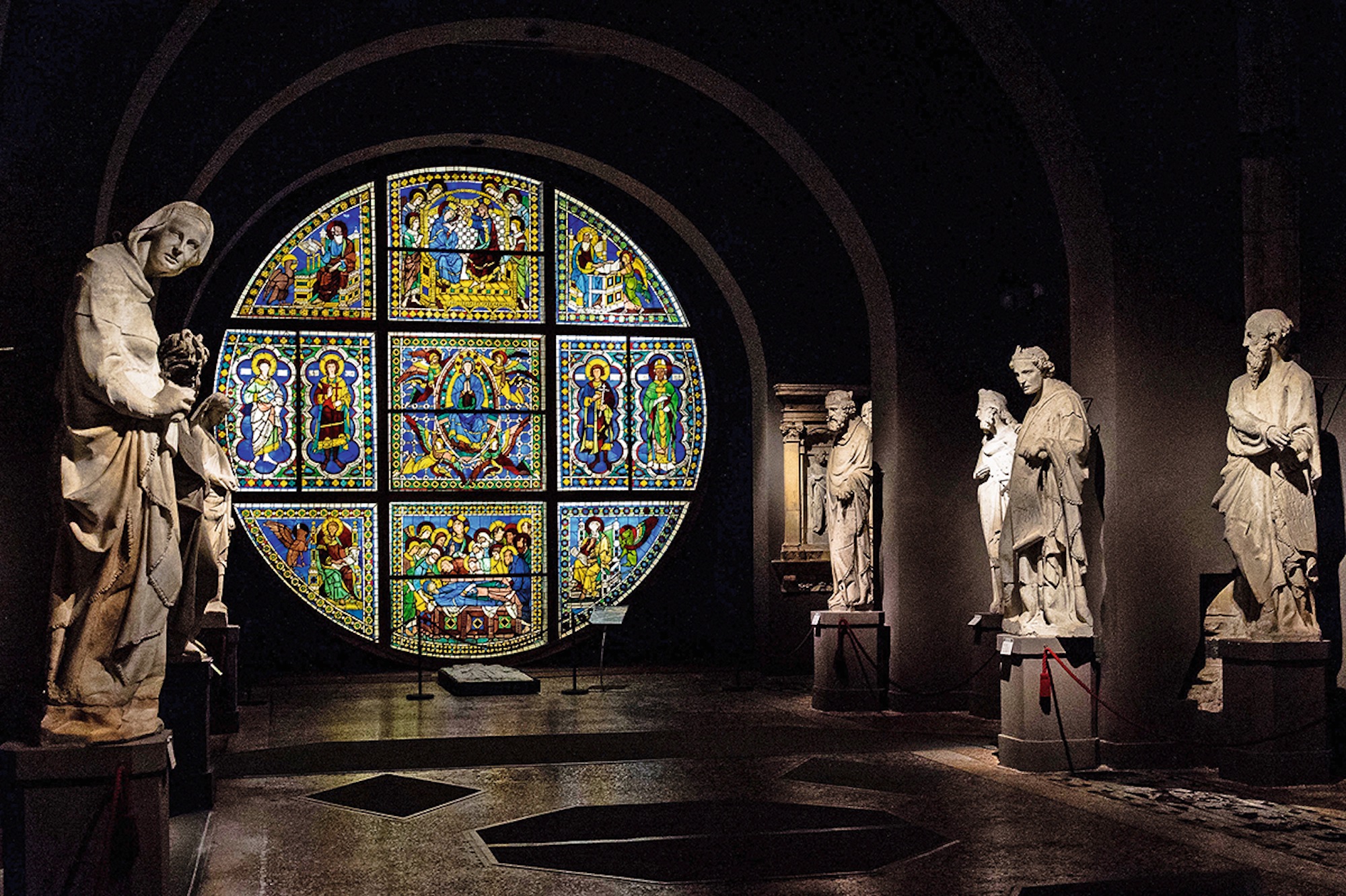 Cette salle du museo dell’Opera del Duomo de Sienne réunit les statues de la façade par Giovanni Pisano et le spectaculaire vitrail conçu par Duccio di Buononsegna pour l’abside. Photo DR