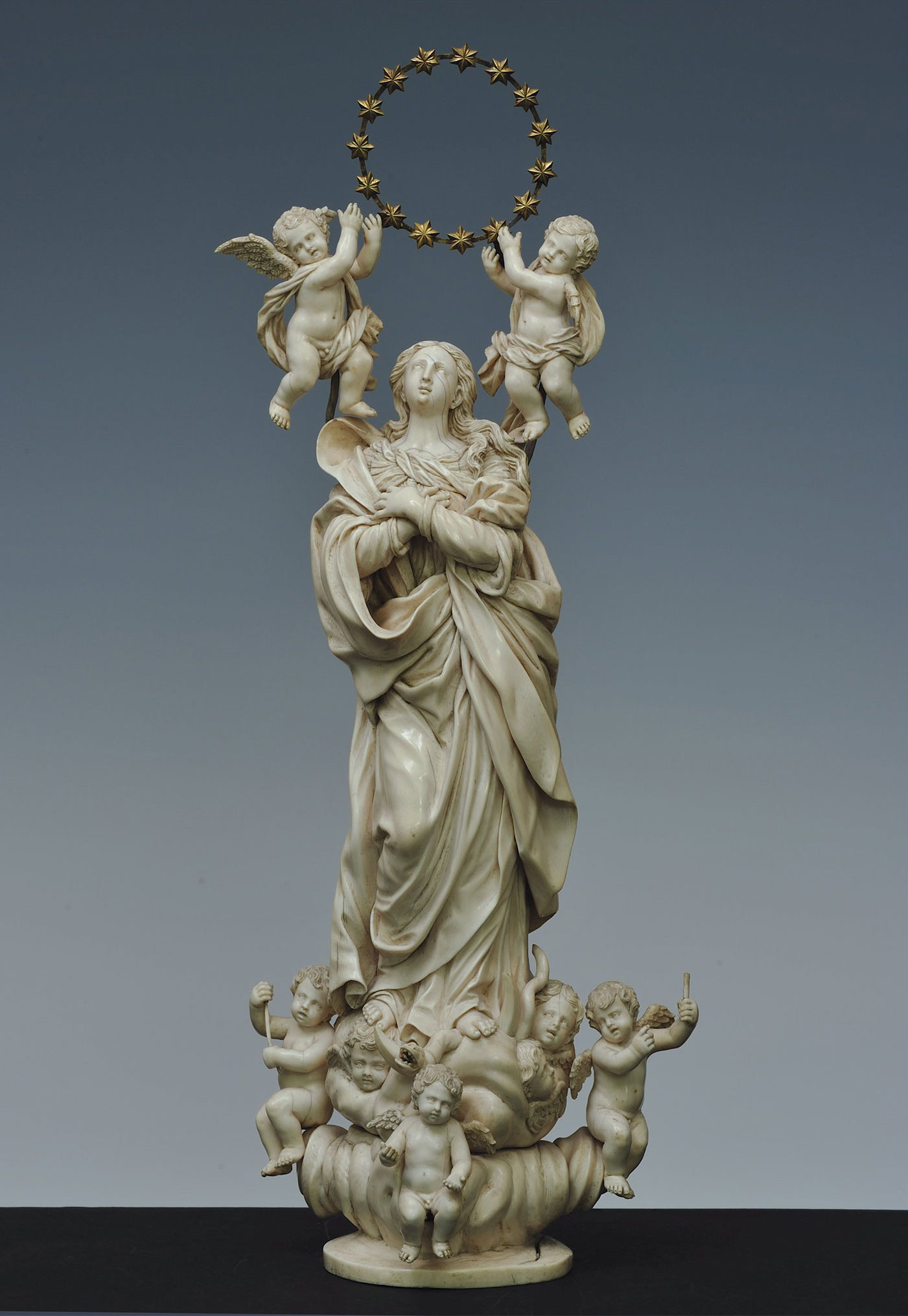 Claude Beissonat (dernier quart du XVIIe siècle), Immaculée Conception, vers 1680. Groupe sculpté en ivoire, 66,2 cm. Florence, Palazzo Pitti. © Palazzo Pitti