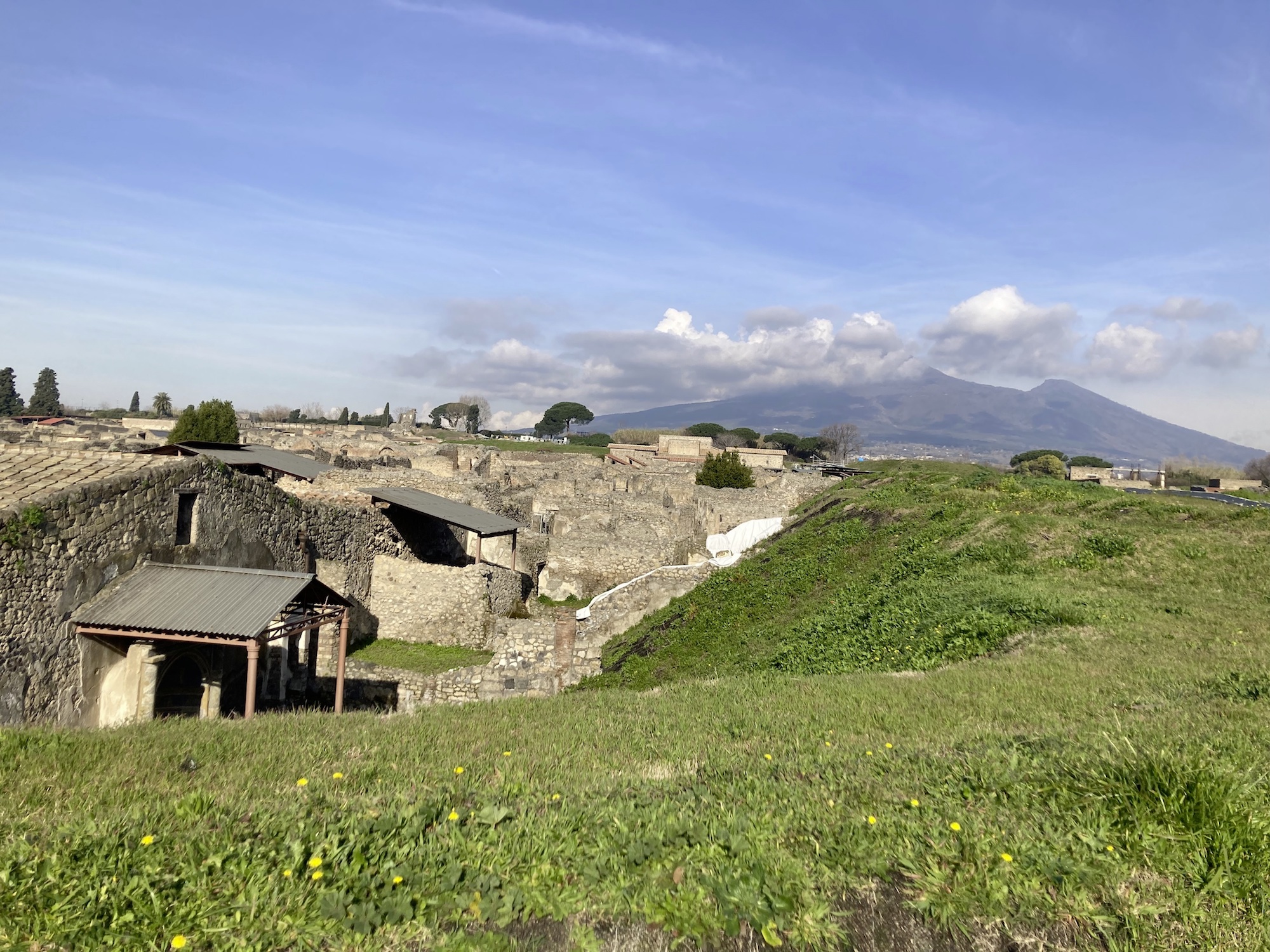 Délimitation de la partie fouillée et de la partie inexplorée de la ville antique dans l’îlot 10 du Regio IX de Pompéi. © D. Fuganti