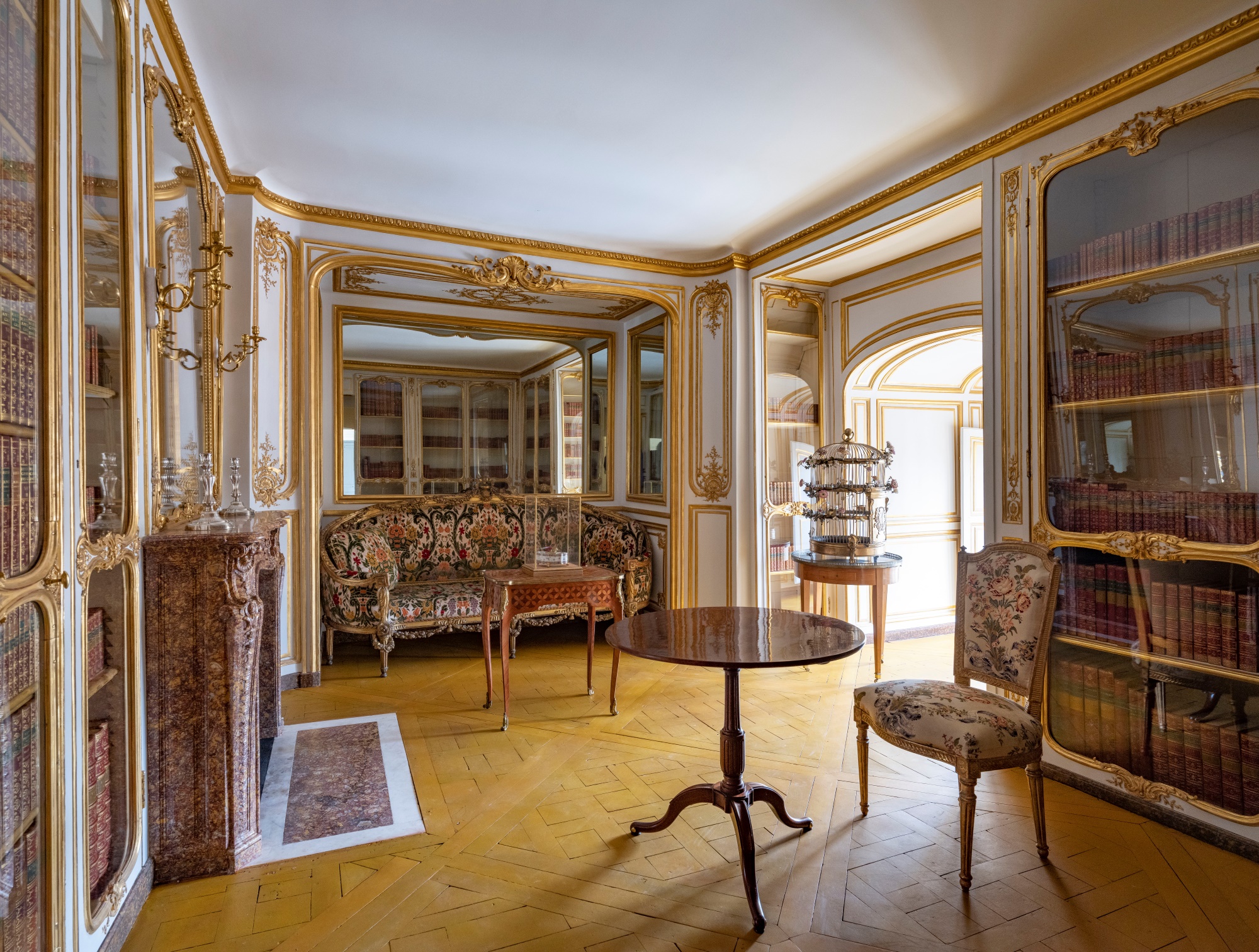 Bibliothèque de l'appartement de Madame Du Barry restaurée et remeublée à Versailles en 2022. Photo service de presse. © Château de Versailles / T. Garnier
