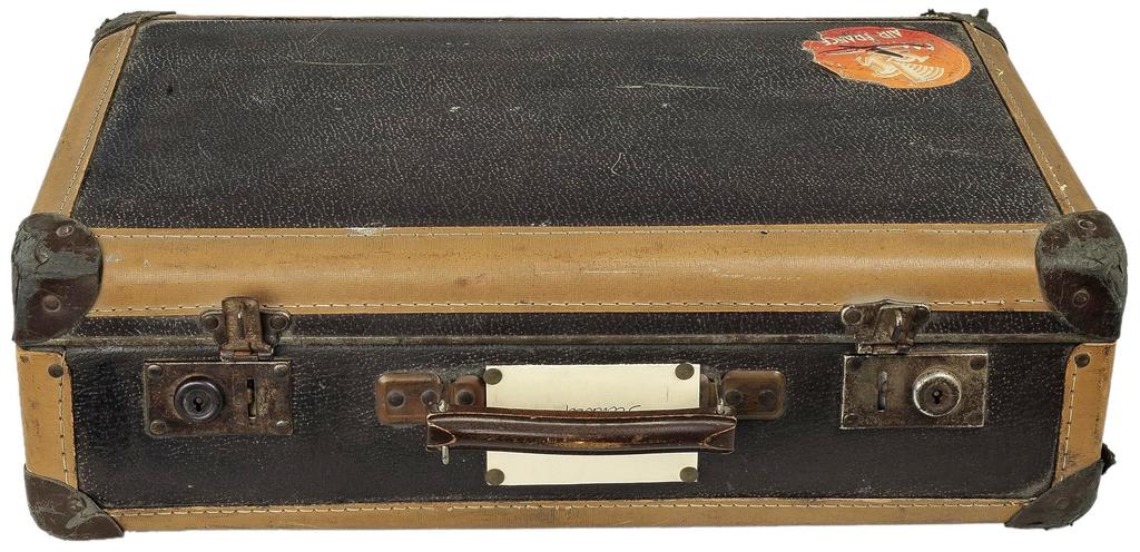 Valise de l’adjudant-chef Marcel Broquet, vers 1959. Cuir, métal, tissus. Saint-Germain-en-Laye, musée d'Archéologie nationale.
