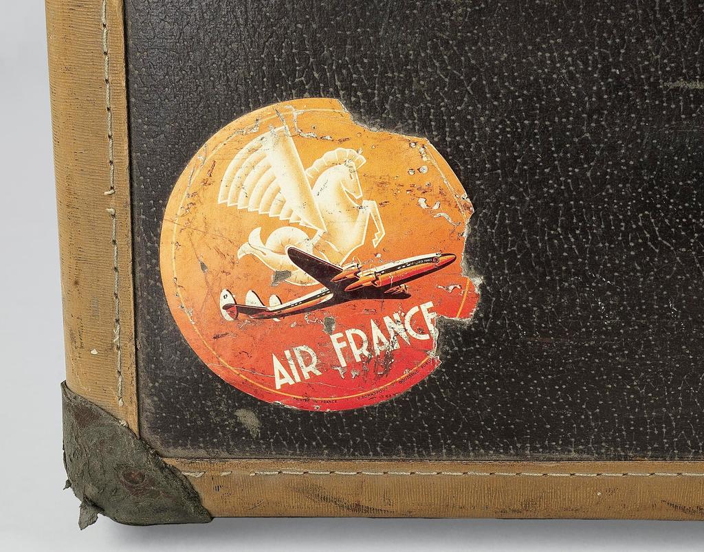 Valise de l’adjudant-chef Marcel Broquet, détail du logo d'Air France, vers 1959. Saint-Germain-en-Laye, musée d'Archéologie nationale.