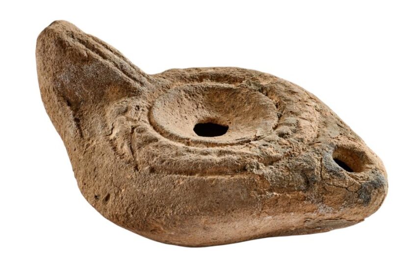 Lampe à huile de type Loeschcke VIII tardif. Ve‑VIe siècle, terre cuite moulée.