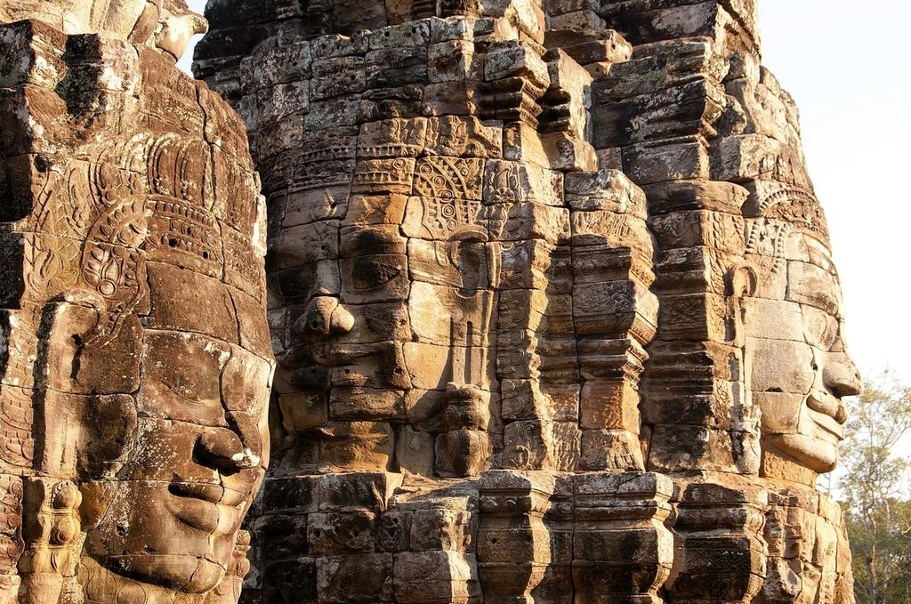preview__bayon-tour-visages-porte-victoire-angkor.jpg