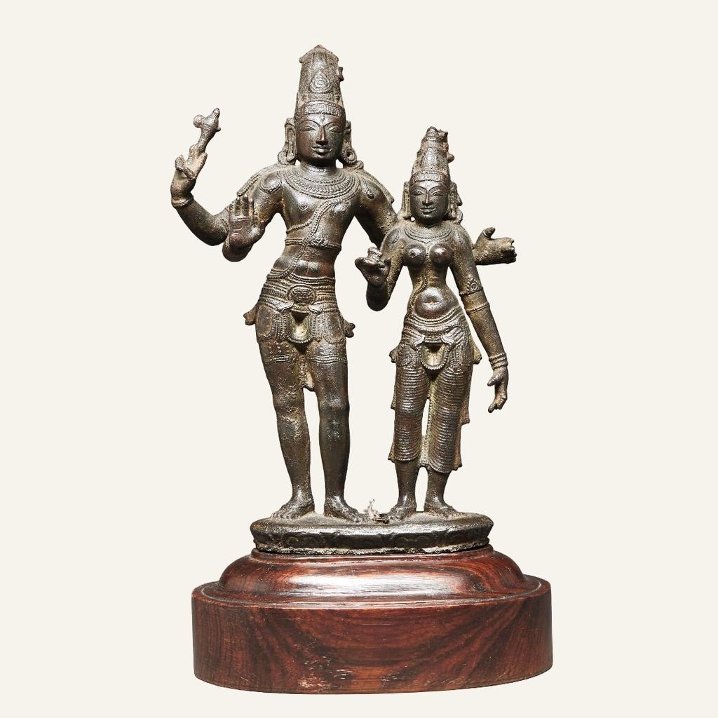 Inde, XVIIIᵉ siècle. Groupe en bronze de patine brune, finement ciselé, figurant le couple divin Umameshvara (Shiva et Parvati) debout sur un socle lotiforme, H. 24 et 30 cm. Vente Paris, Tajan, 9 juin 2025. Experts : cabinet Ansas, Papillon et de Léry. Estimé : 1 500/2 000 €. Adjugé : 40 016 € (frais inclus).