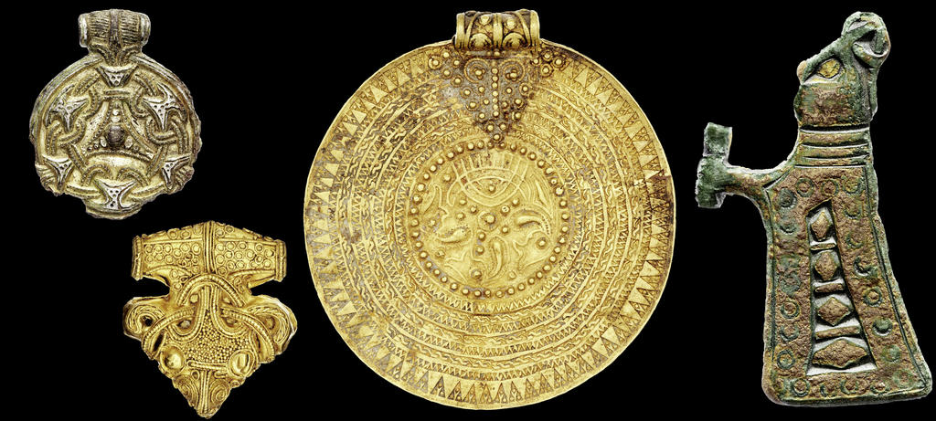 preview__objets-scandinaves-or-bronze-pendentif-bracteate-valkyrie-stockholm-musee-histoire-viking-.jpg