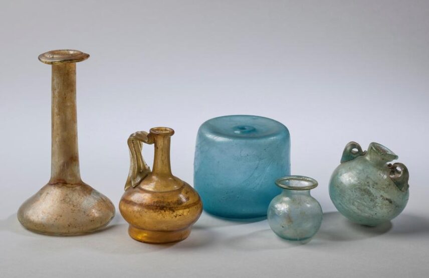 Ensemble de contenants en verre du IIe siècle. Collections Fabrique des savoirs (Métropole Rouen Normandie).