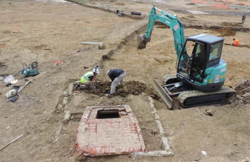 Décapage mécanique d’un four lors de la fouille préventive du site de la Touchelais à Savenay en amont de la construction du collège Mona Ozouf, 2014-2015.