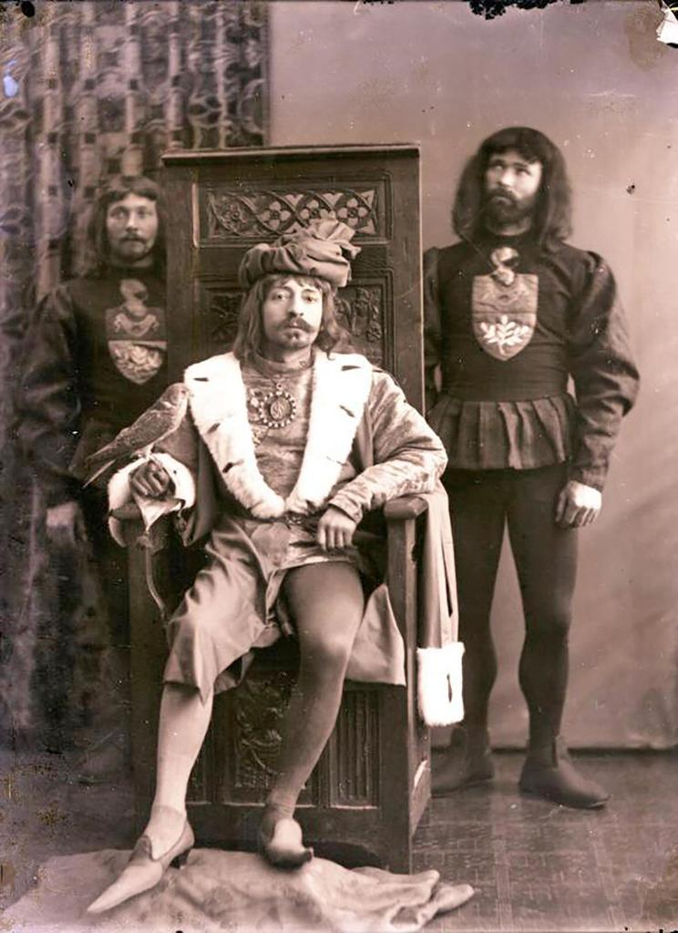 preview__anonyme-photographie-pierre-loti-costume-seigneur-du-temps-diner-louis-xi-1888-reouverture-maison-pierre-loti-rochefort.jpg