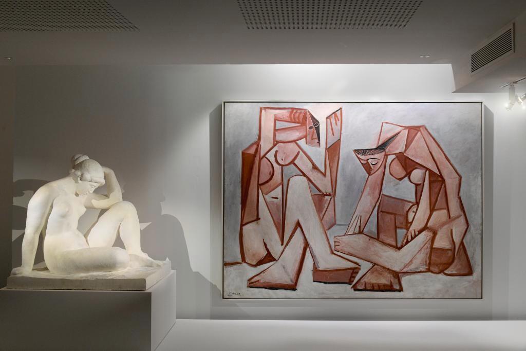 À GAUCHE : Aristide Maillol (1861-1944), Méditerranée, 1905. Plâtre de fonderie, 111 x 80 x 116 cm. Paris, collection particulière, courtesy galerie Dina Vierny ; À DROITE : Pablo Picasso (1881-1973), Femmes devant la mer, 16 février 1956. Huile sur toile, 195 x 260 cm. Paris, Centre Pompidou, musée national d’Art moderne-Centre de création industrielle.