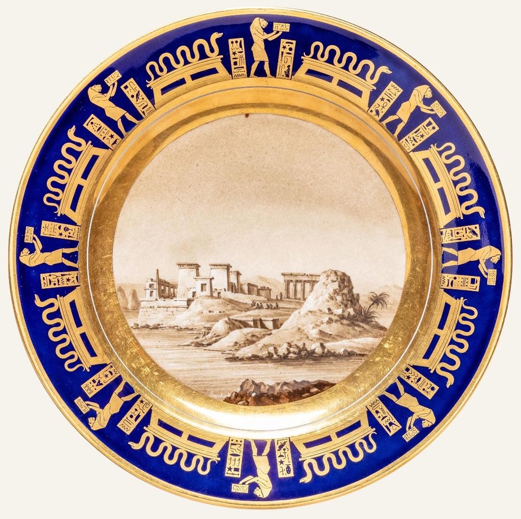 preview__assiette-sevres-porcelaine-peinture-en-gris-swebach-fond-beau-bleu-hieroglyphes-stylises-dores-vente-paris-sothebys-25-juin-2025.jpg
