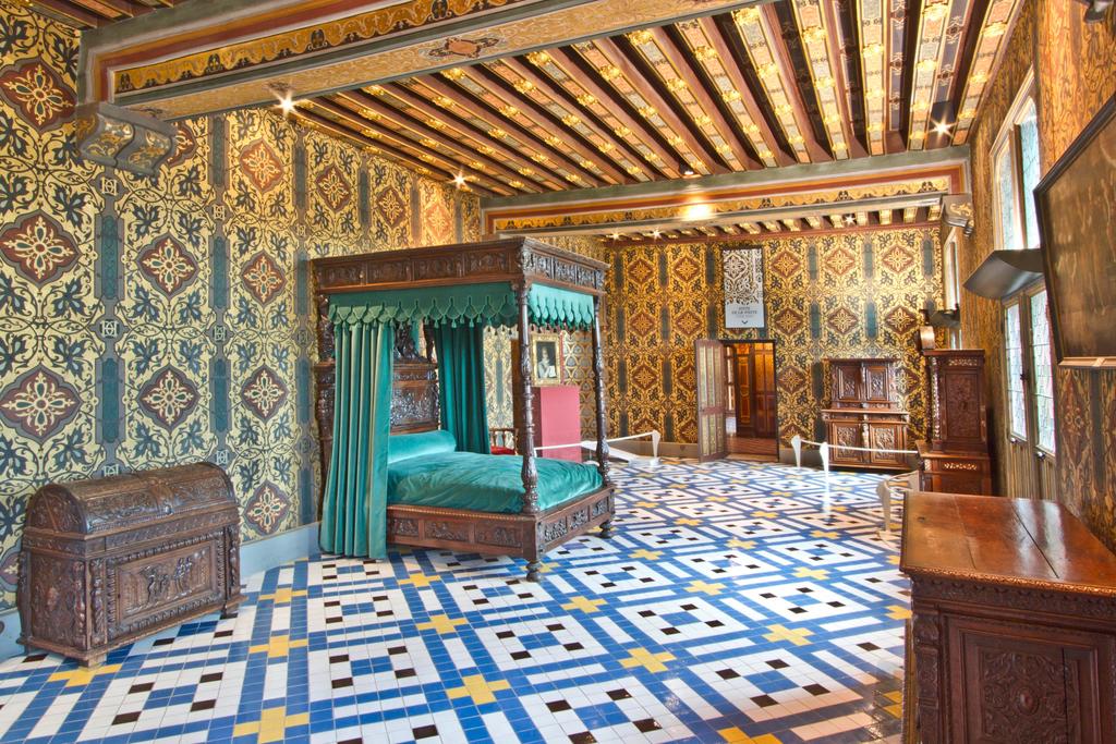 preview__chambre-reine-chateau-royal-blois-exposition-tresors-bois-velours-secrets-mobilier-renaissance.jpg