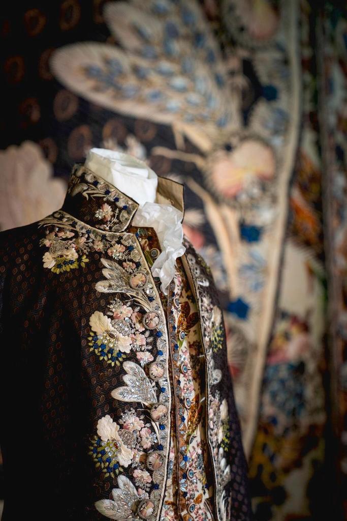preview__exposition-grasse-fragonard-art-mode-robe-fleurs-motifs-brodes-veste-homme.jpeg