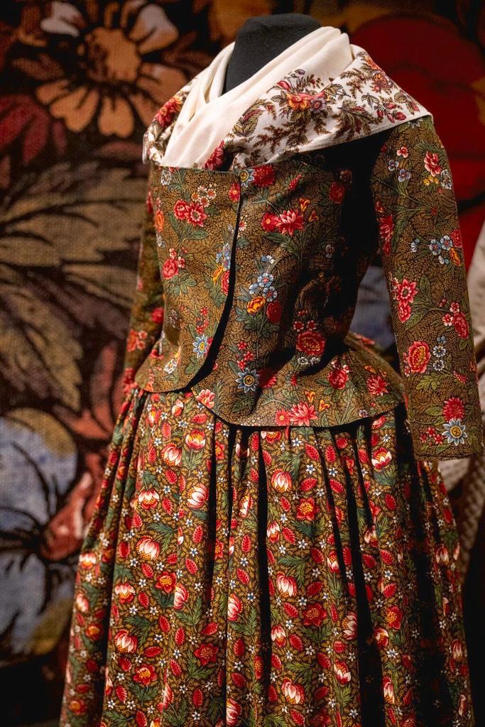preview__exposition-grasse-fragonard-art-mode-robe-fleurs-motifs-imprime-indienne.jpeg