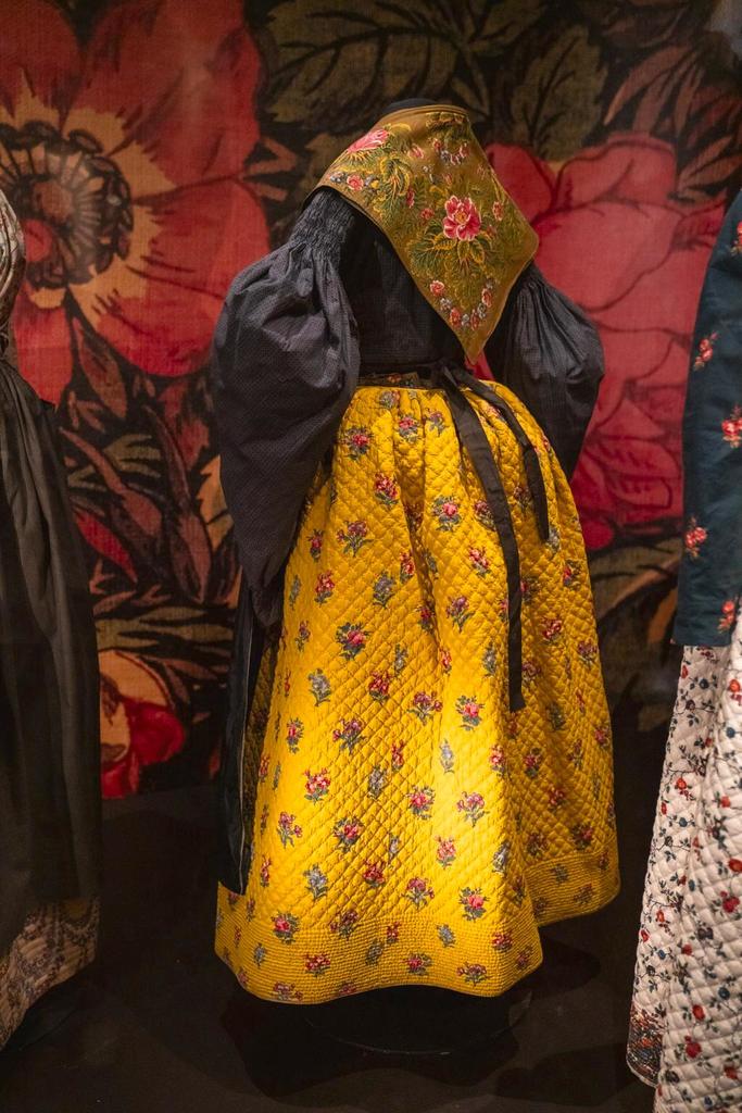 preview__exposition-grasse-fragonard-art-mode-robe-fleurs-motifs-roses-jupon-pique-boutisse-marseille.jpeg