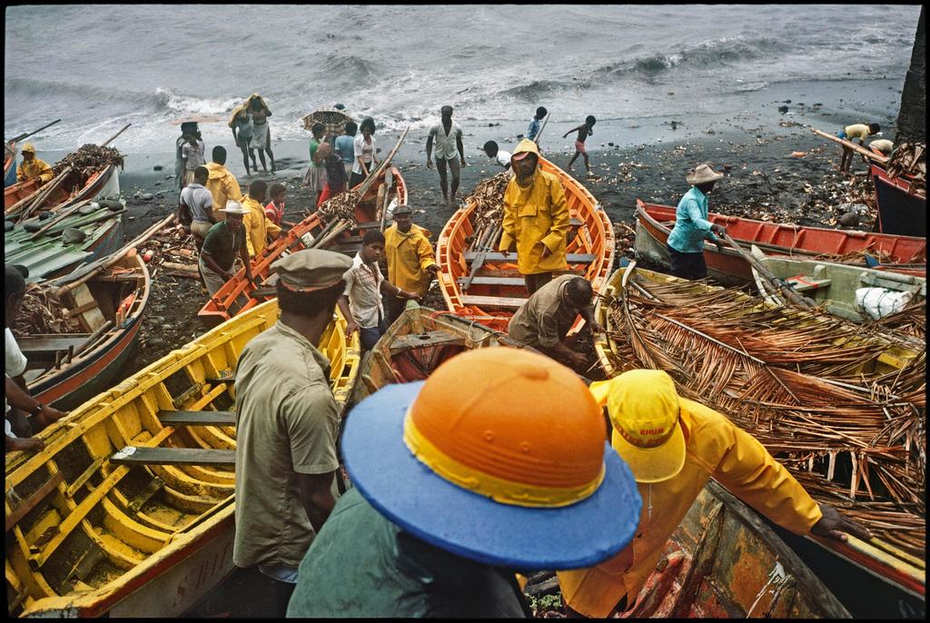 preview__jean-gaumy-mise-eau-gommiers-embarcations-traditionnelles-village-grand-riviere-martinique-1979-exposition-musee-national-marine-mer.jpg