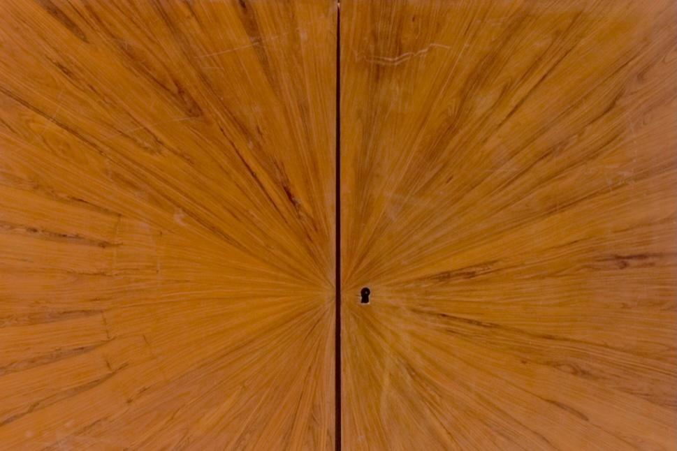 Maurice Dufrêne, La Maîtrise (éditeur), Commode (détail), vers 1925. Amarante, acajou, tulipier de Virginie, palissandre, bois de violette, ébène, okoumé, glace, laiton argenté. Paris, Musée des Arts décoratifs.