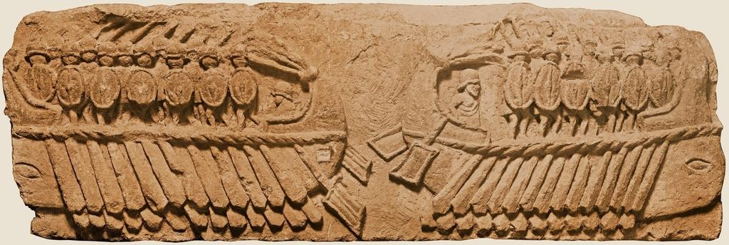 Relief représentant deux navires de guerre romains avec des soldats, IIᵉ-Iᵉʳ siècles avant notre ère. Calcaire, 50 × 144 × 27 cm.