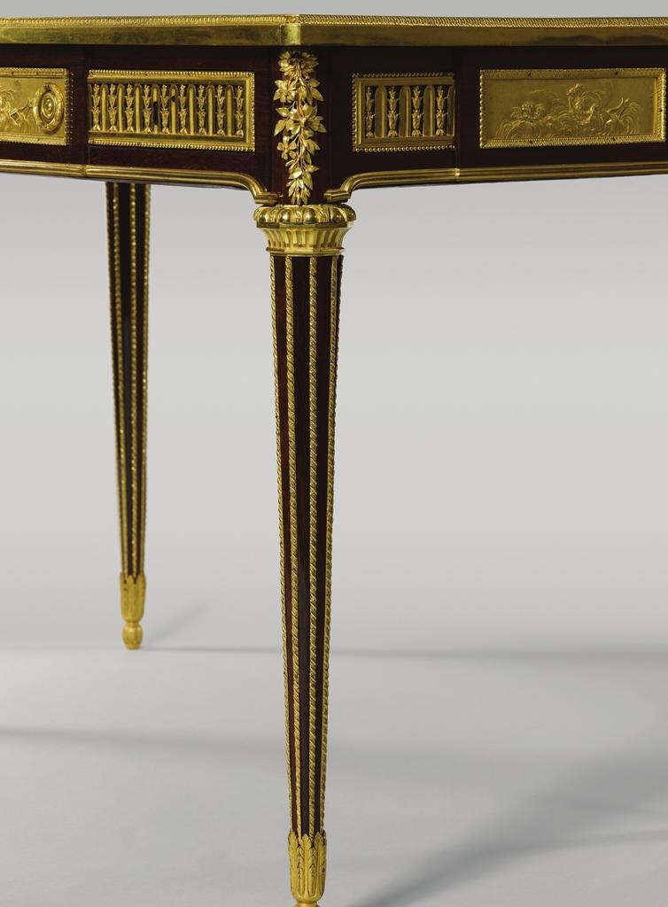 preview__riesener-table-au-bureau-1783-marie-antoinette-trianon-musee-chateau-versailles-pied.jpg