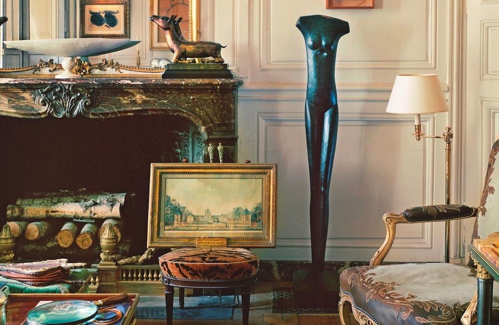 Salon sur cour de l’hôtel d’Orrouer où les fauteuils de Claude I Sené (100 000/200 000 €) côtoient la Femme qui marche d'Alberto Giacometti (estimation sur demande).