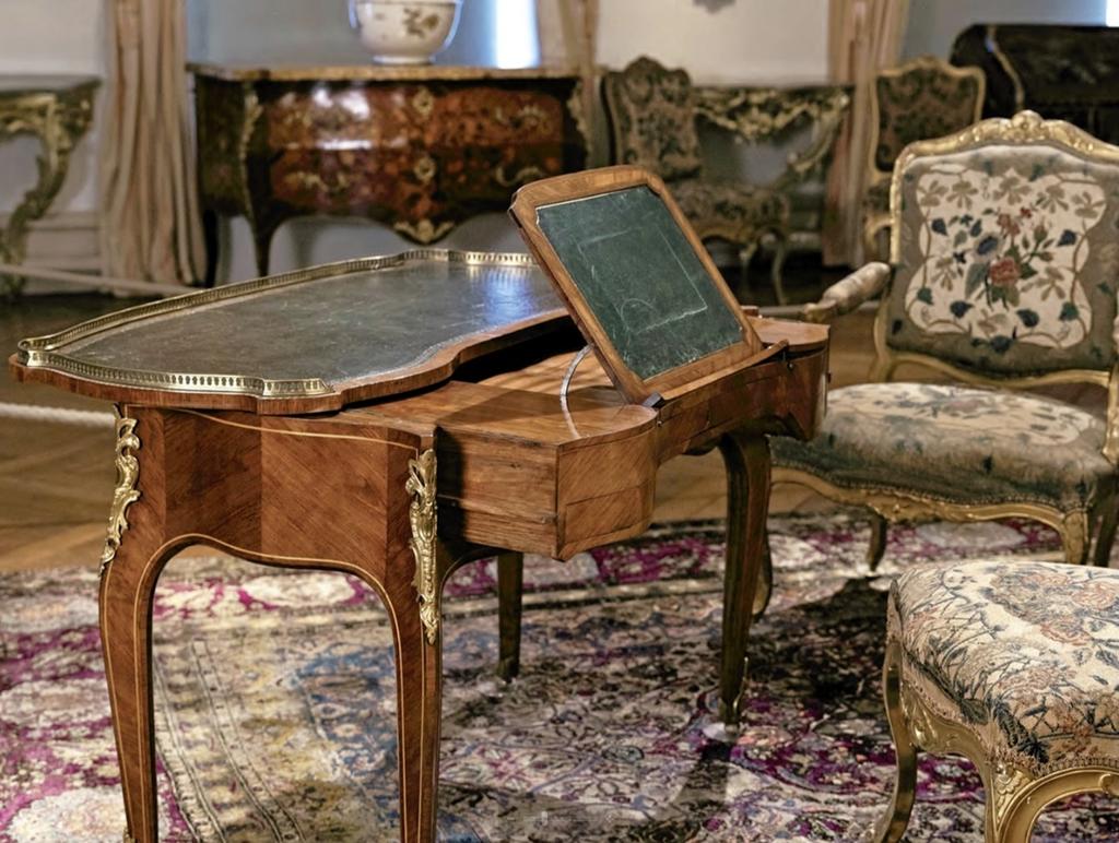 Table mécanique livrée en 1776 pour la reine Marie-Antoinette à Trianon. Durham (Angleterre), Bowes Museum. Modifiée.