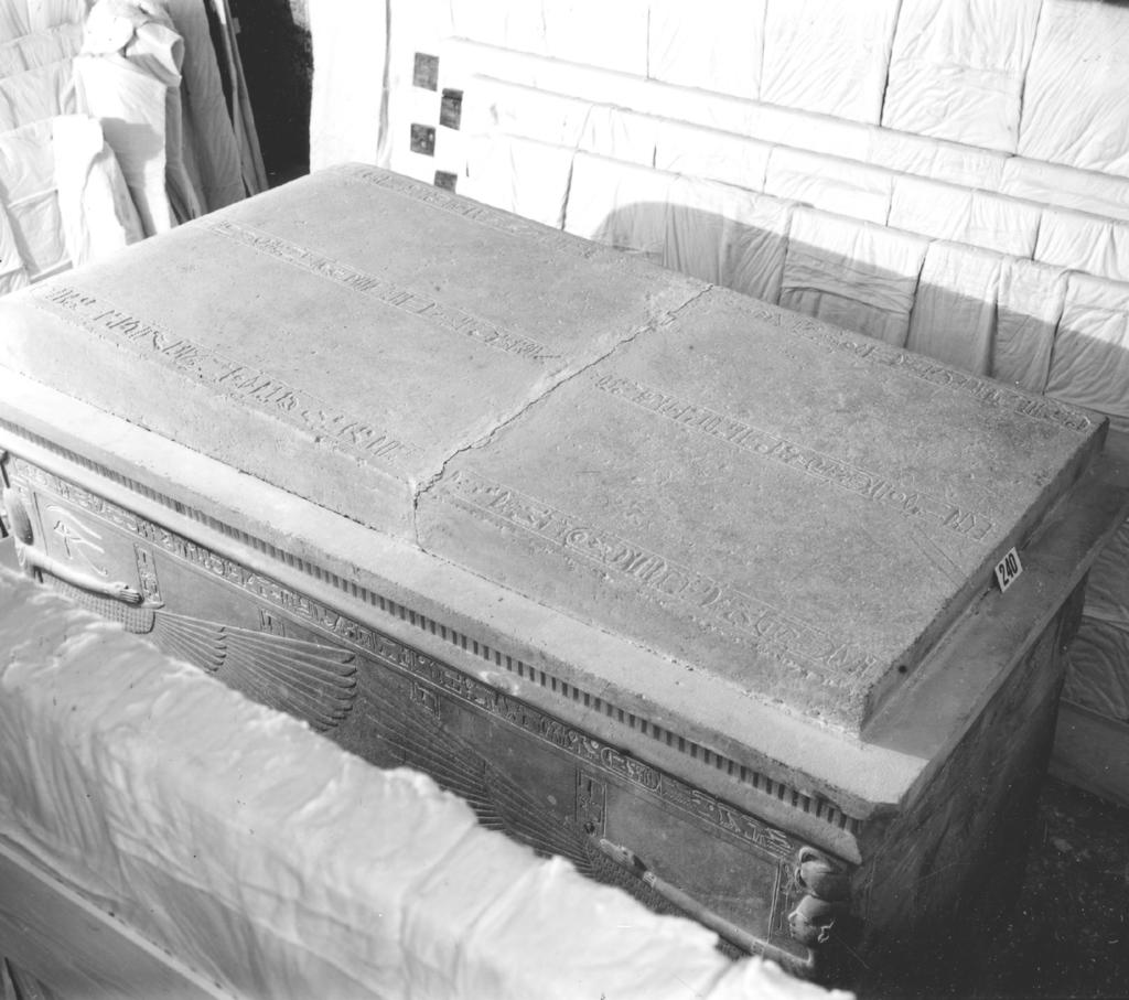 preview__toutankhamon-couvercle-sarcophage-quartzite-jaunehoward-carter-1925-vallee-rois.jpg