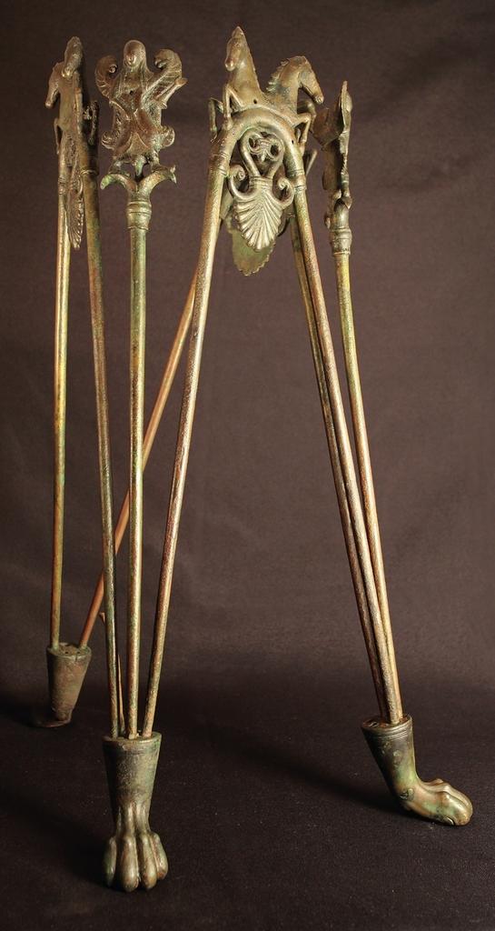 preview__trepied-bronze-etrusque-tour-castellas-marseillan-vi-e-siecle-epave-agde-musee-ephebe.jpg