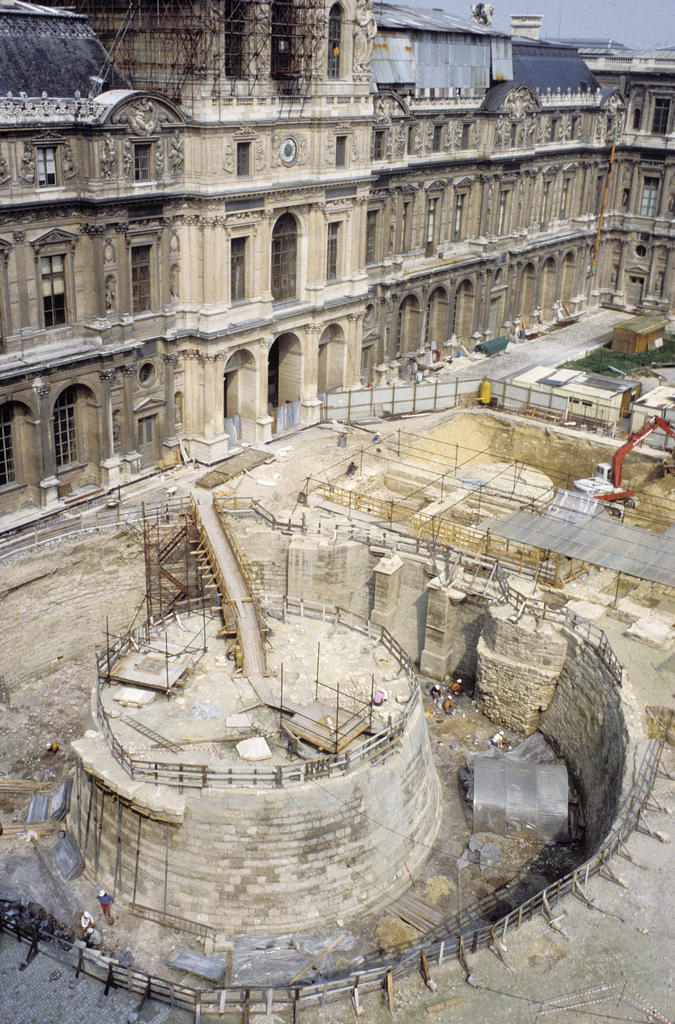 preview_fouilles-cour-carre-paris-louvre-1984-vestiges-louvre-medieval.jpg