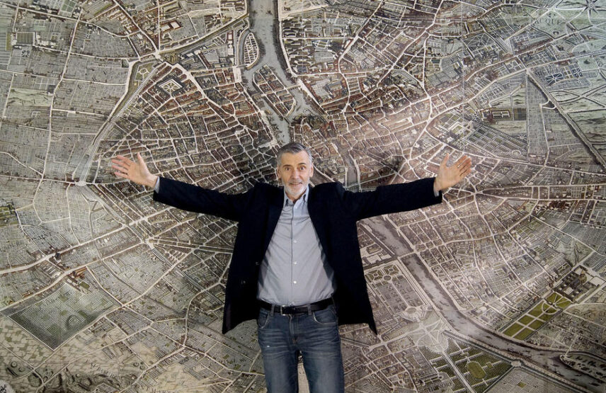 Frédéric Douin devant sa réédition du plan de Turgot assemblé.