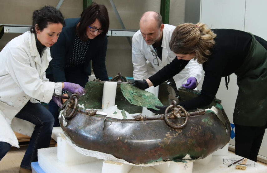 Travaux de restauration en cours sur le chaudron découvert dans la tombe de Lavau en 2015.