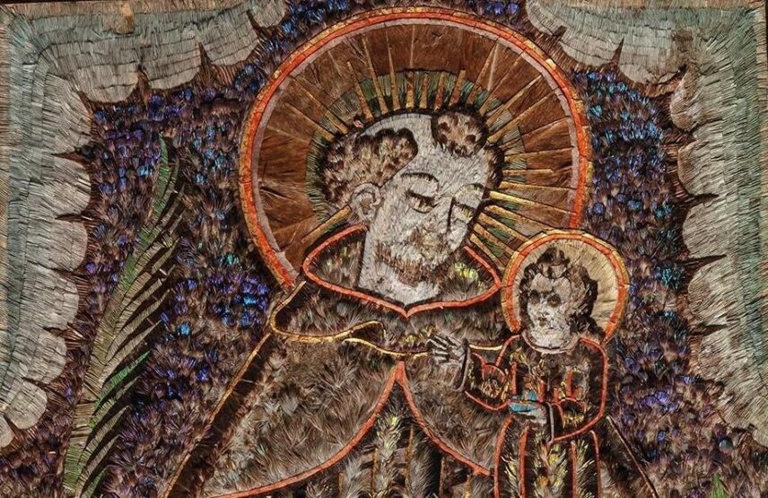 Saint Antoine de Padoue (détail), Mexique, XVIIᵉ siècle. Plumes polychromes, papier doré, cuivre, 28,7 x 20 cm. Vente Paris Drouot, Giquello & Associés, 18 juin 2025. Estimé : 30 000/40 000 €. Adjugé : 123 500 € (frais inclus).