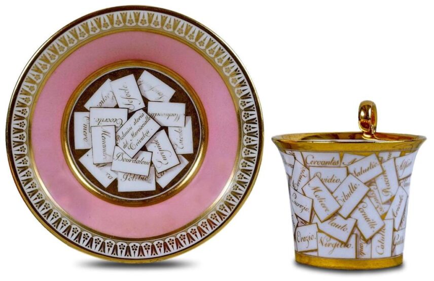 Tasse jasmin à anse élevée et sa soucoupe à décor en trompe-l’œil, d’un jeté pêle-mêle de bristols aux noms de grands maîtres de la littérature, époque Empire, vers 1805-1810. Marque en rouge au pochoir, H. 9 cm ; D. 14,6 cm. Paris, Blanc & Bleu (Jean-Michel Vivona, invité par La Manufacture).