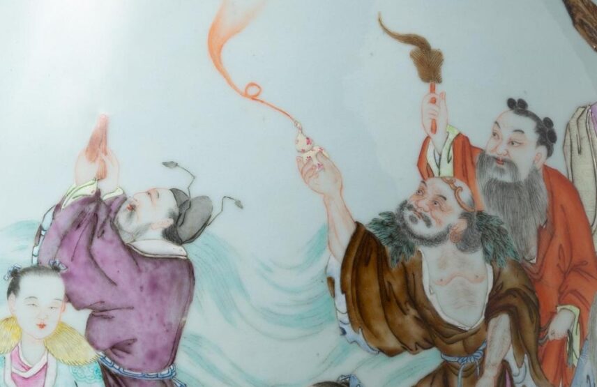 Chine, XVIIIᵉ siècle. Vase en porcelaine émaillée polychrome de la famille rose (détail), H. 51 cm. Vente Paris, Piasa, 3 juillet 2025. Estimé : 10 000/15 000 € Adjugé : 119 600 € (frais inclus).