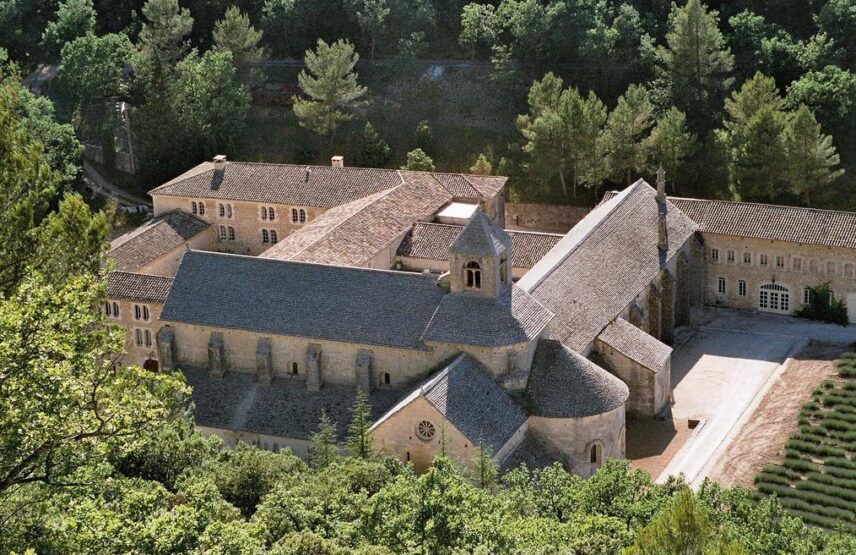 Abbaye cistercienne Notre-Dame de Sénanque à Gordes dans le Vaucluse.