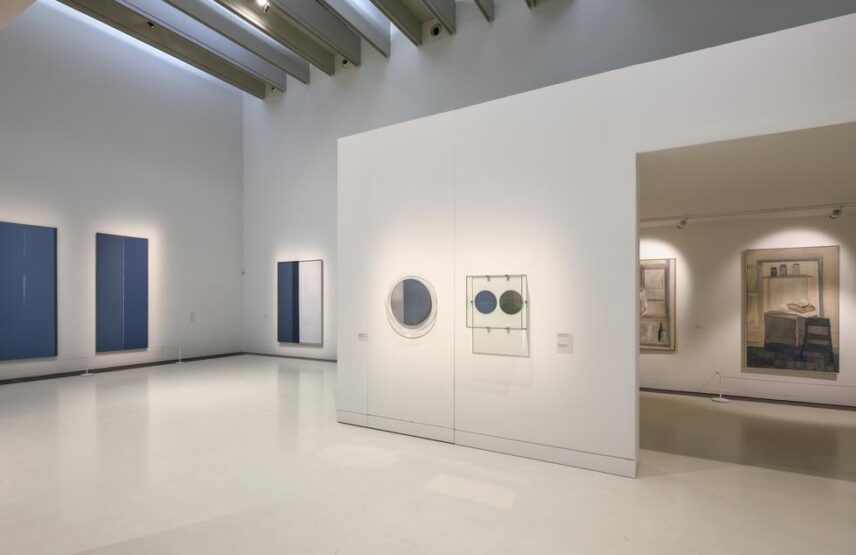 Vue de l'exposition « Geneviève Asse. Le bleu prend tout ce qui passe. » au musée Soulages de Rodez.