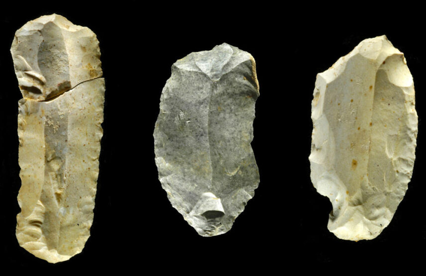 Lame, grattoir et racloir de l’Aurignacien. Les Eyzies-de-Tayac, musée national de Préhistoire.