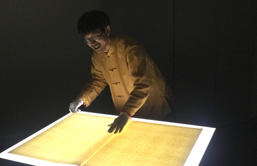 Manifeste du livre blanc, papier japon, fil de lin, reliure japonaise, 660 x 500 x 1 mm, 2013.