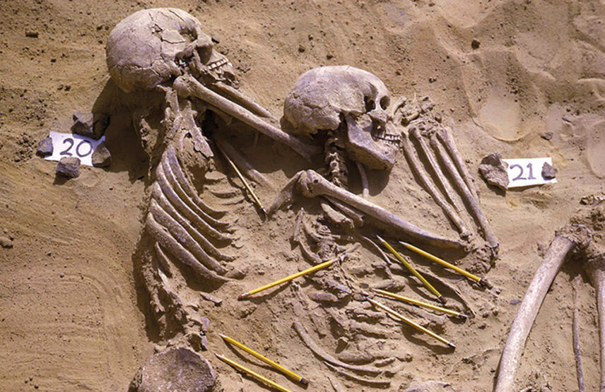 Tombe double de Djebel Sahaba. Les crayons indiquent la position d’objets en pierre associés.