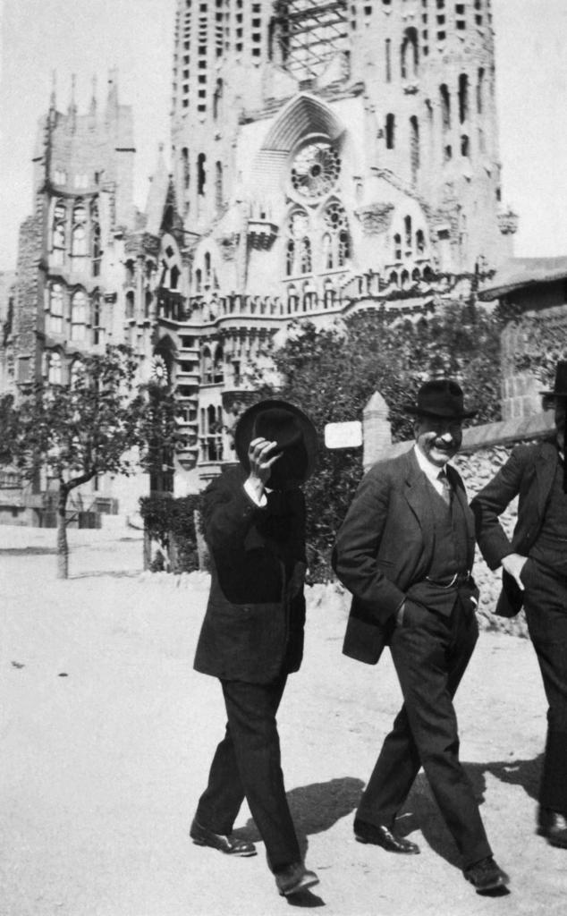 preview__antoni-gaudi-lluis-millet-devant-sagrada-familia-1920-barcelone-centre-documentacio-orfeo-catala-exposition-orsay.jpg