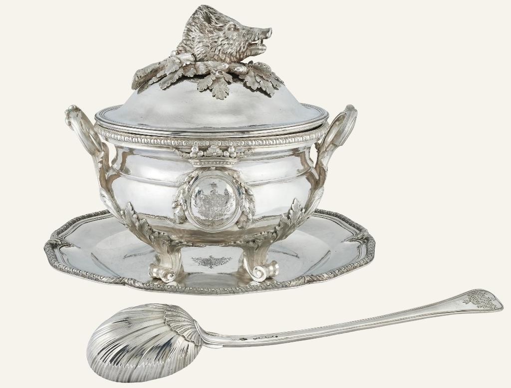 Attribué à Robert-Joseph Auguste (1723-1805), pot-à-oille, son couvercle, son présentoir, sa doublure et sa cuillère en argent, 1784 et 1786. Estimé : 80 000/120 000 €.