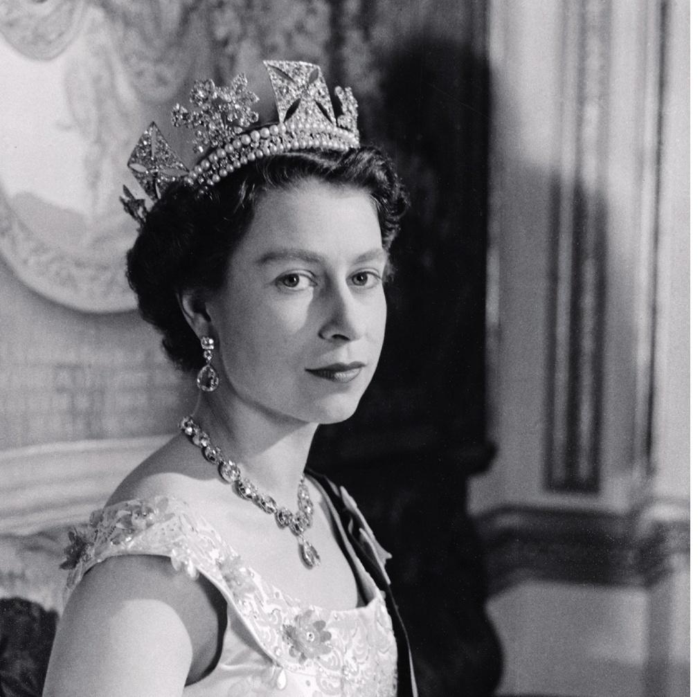 preview__cecil-beaton-reine-elizabeth-ii-diademe-diamants-collier-boucles-diamants-reine-victoria-1955-londres-victoria-albert-museum.jpg